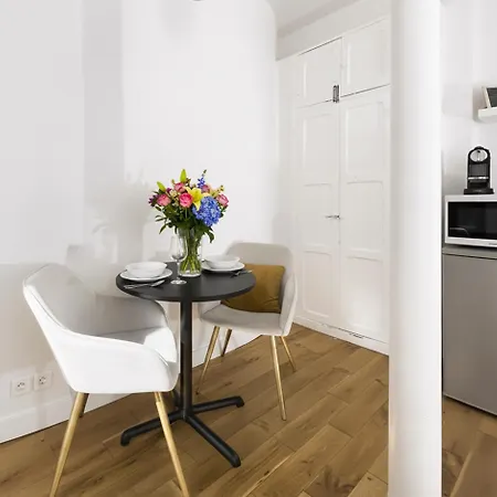 Moderne A Proche Arena Bercy *